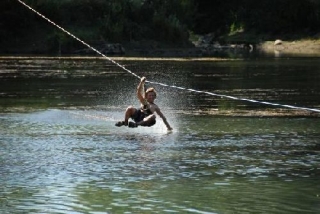  Tirolesa acuática en el lago 